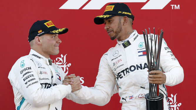 Bottas y Hamilton, en el podio.