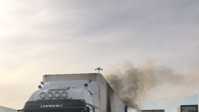Un camión con material eléctrico arde en el Puerto