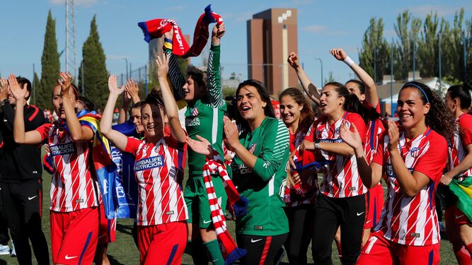 Las jugadoras rojiblancas celebran el título en el Pedro Sancho de Zaragoza.
