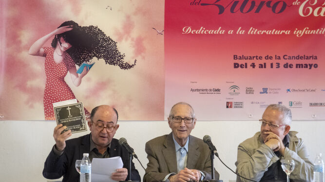 Desde la izquierda, Rafael Román, Andrés Vázquez de Sola y Juan José Téllez ayer en el Baluarte.