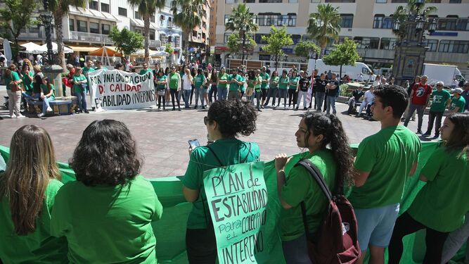 Los profesores interinos, en huelga indefinida por las oposiciones