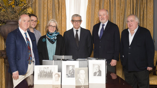 Los descendientes de los Machado posan junto al presidente de la Fundación Unicaja Braulio Medel (en el centro de la imagen) tras suscribir el acuerdo en Madrid.