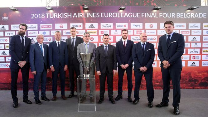 Representantes de los cuatro equipos que disputan la final de la Euroliga posan en Belgrado con el título continental.