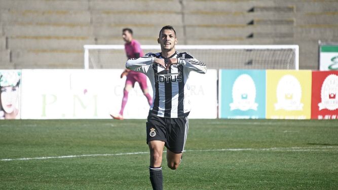 Stoichkov celebra uno de sus goles al Lorca Deportiva.