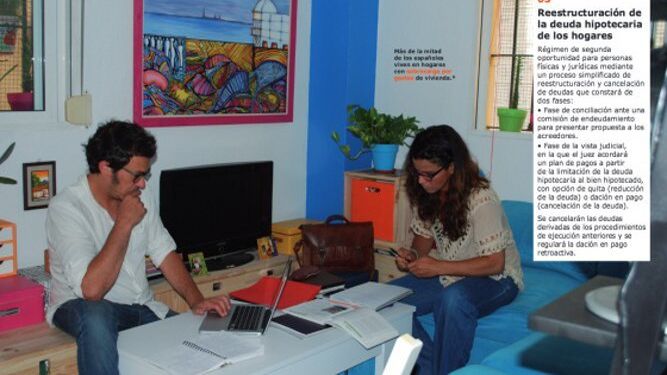 Podemos lanzó un programa electoral simulando un catálogo de Ikea. Ahí aparecían dirigentes de la formación en actividades rutinarias. En la imagen, el alcalde y Teresa Rodríguez en su vivienda de Cádiz.