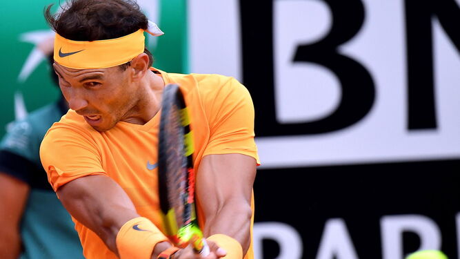 Rafael Nadal ejecuta su revés a dos manos ante Alexander Zverev en la final del torneo de Roma.