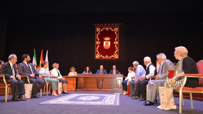 Los galardonados, en el escenario del teatro Juan Luis Galiardo, ayer.