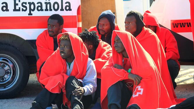 Siete de los 61 migrantes que fueron rescatados ayer cerca de la costa de Tarifa.