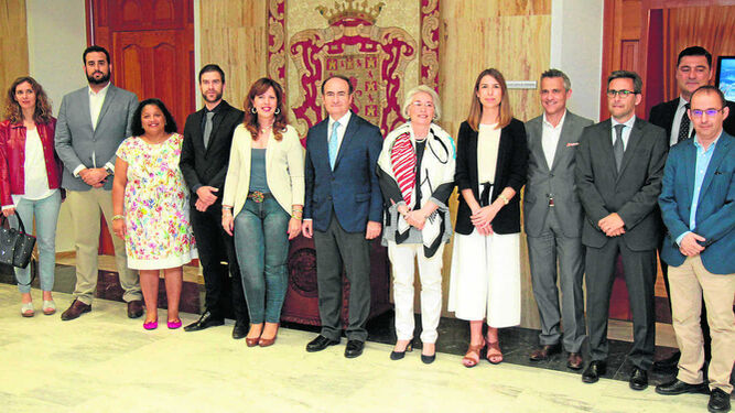 Téllez, Landaluce y Romero, junto a representantes del Clúster y la Autoridad Portuaria de la Bahía de Algeciras, ayer, en el Ayuntamiento de Córdoba.