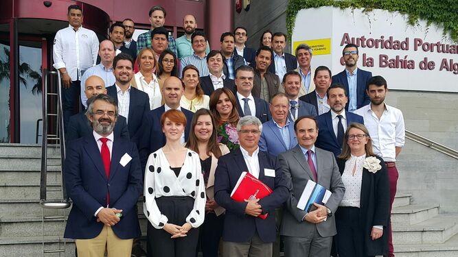 La delegación peruana y los representantes del Puerto, ayer.