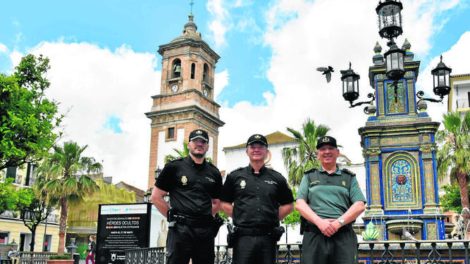 Los comisarios Luis Esteban y Francisco López, junto al coronel Jesús Núñez, en la Plaza Alta de Algeciras.