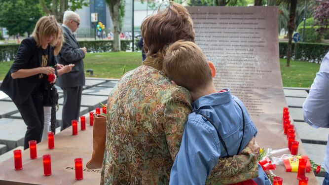 Una mujer y un niño, durante el tributo ayer a las víctimas del Yak-42.