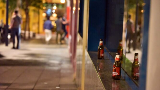 Fotografía aportada por los vecinos de personas que consumen alcohol en la calle en copas de vidrio.
