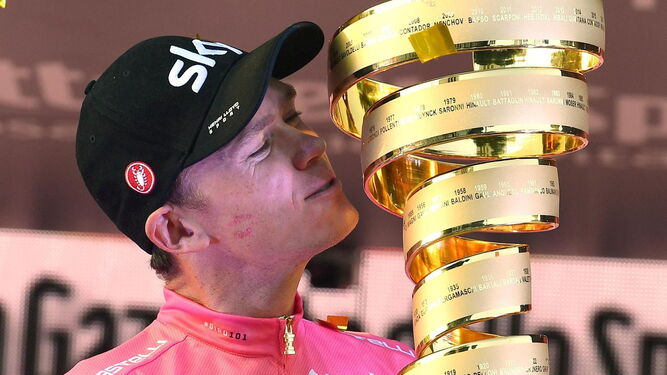 Froome sostiene el trofeo del Giro.