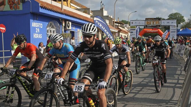 Un momento de la salida de la etapa barreña de la Vuelta a Andalucía MTB.