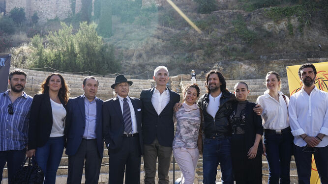 El consejero de Cultura posa rodeado de artistas como Carrete, Rafael Amargo o José Carlos Gómez, ayer en Málaga
