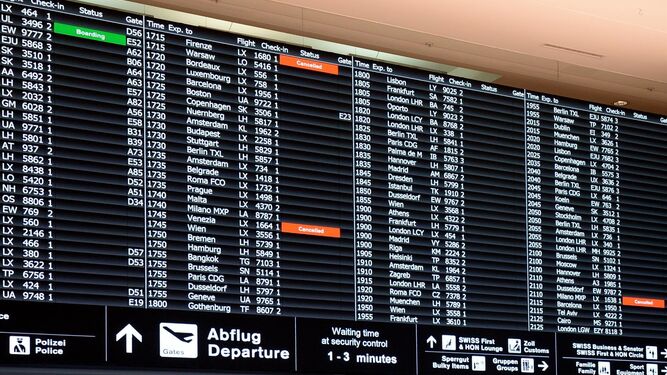 Panel de vuelos en el aeropuerto de Zúrich, en Suiza