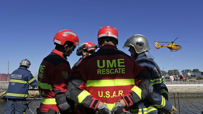 Efectivos de la UME y bomberos en un ejercicio en San Fernando, en una imagen de archivo.