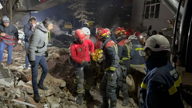 Imagen de un rescate de los bomberos de Huelva en la zona más castigada por los destrozos del terremoto en Turquía.