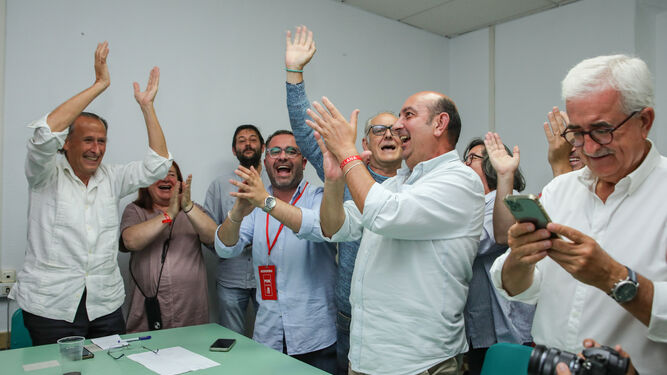 José María Román, junto a su equipo, tras conocer los resultados que garantizan su reelección como alcalde.