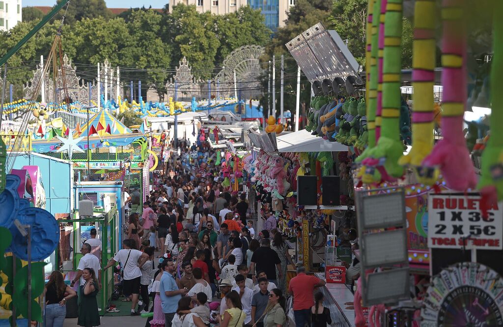 El d&iacute;a de precios reducidos en las atracciones de la Feria Real de Algeciras 2023, en im&aacute;genes