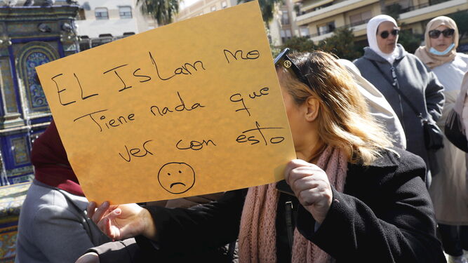 Una mujer sostiene una pancarta en la Plaza Alta el 26 de enero, al día siguiente del asesinato de Diego Valencia.