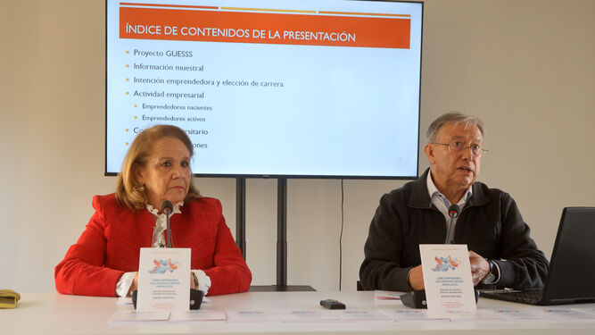 Concha Yoldi, presidenta de la Fundación Persán, con José Ruiz Navarro, catedrático emérito de la Universidad de Cádiz y coordinador del estudio