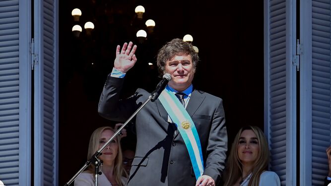 El nuevo presidente argentino, Javier Milei, saluda desde la Casa Rosada.