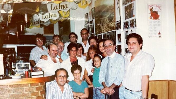 Parroquianos del Mesón Algeciras hacia 1990.