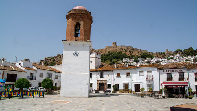La Plaza de la Constitución de Jimena y, sobre el cerro, el castillo.