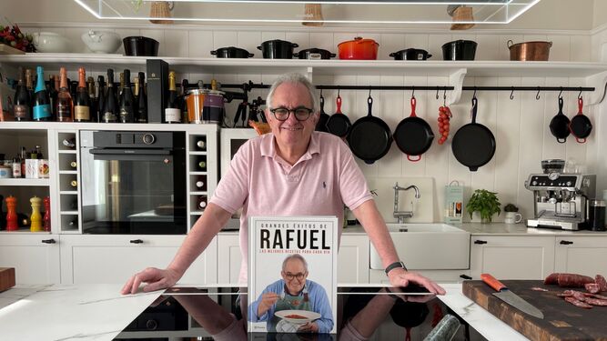 El divulgador gastronómico Rafuel con su segundo libro
