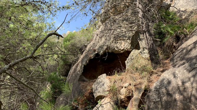 Vista frontal de la Cueva del Arroyo, en Tarifa.