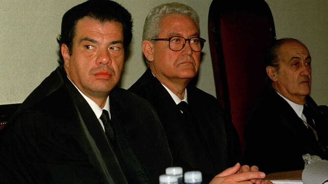 Rafael Pérez de Vargas (izq.) , junto al también abogado Rafael Escuredo y el fiscal jefe de Toledo, Miguel María González Blanco, en 1998, durante el juicio por el secuestro y asesinato de Anabel Segura.
