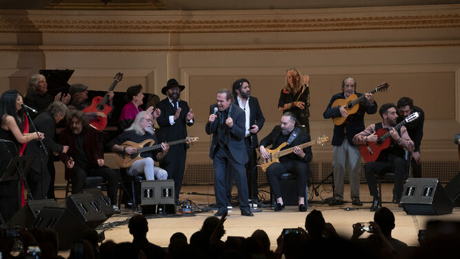 Pepe de Lucía junto a los artistas participantes en la gala de homenaje a Paco de Lucía en el Carnegie Hall al final del concierto.