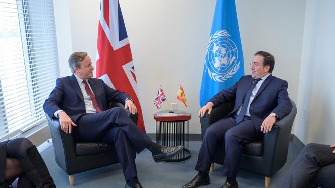 David Cameron y José Manuel Albares, en la sede de la ONU.