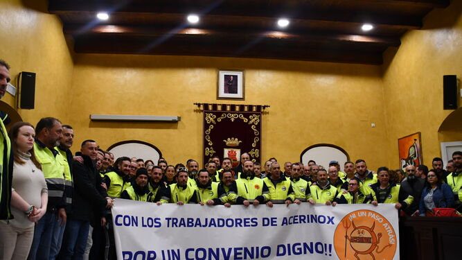 Trabajadores de Acerinox, con miembros de la corporación de San Roque.