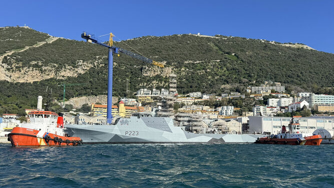 El HMS Medway, tras salir del dique seco en Gibraltar.
