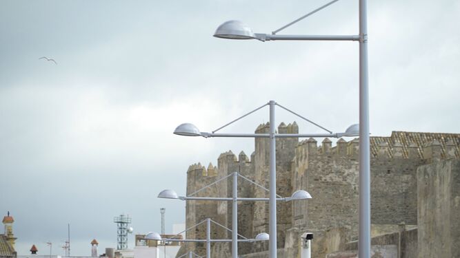 Las nuevas luminarias en el entorno del Puerto de Tarifa.