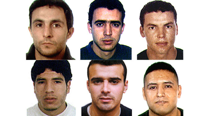 Said Berraj, arriba a la izquierda, en una foto distribuida en abril de 2004 con los huidos entonces.