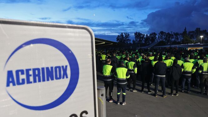 Trabajadores de Acerinox Europa a las puertas de la factoría.