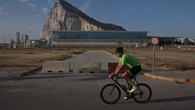 Un ciclista pasa por delante del Peñón de Gibraltar.