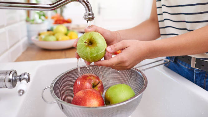 Cómo lavar los alimentos para evitar la contaminación de bacterias y residuos de pesticidas