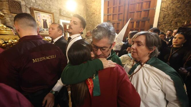 El hermano mayor del Medinaceli, Raúl Ocaña, se abraza a una hermana tras anunciar la suspensión de la procesión.