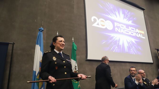 María José Martínez con el bastón de mando durante el acto institucional en el Palacio de Congresos