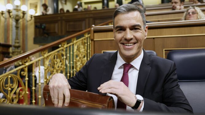 Pedro Sánchez sonríe en su escaño del Congreso.