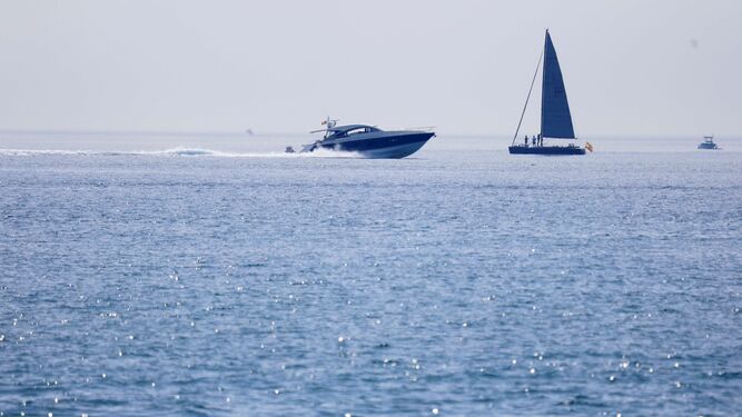 Embarcaciones recreativas frente a la costa de Sotogrande.