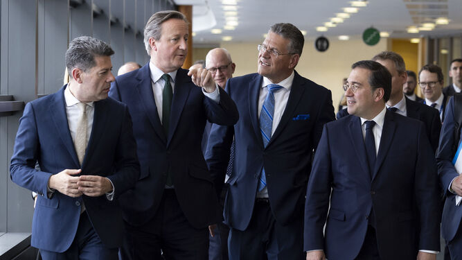 De izquierda a derecha, Fabián Picardo, David Cameron, Maroš Šefčovič y José Manuel Albares.
