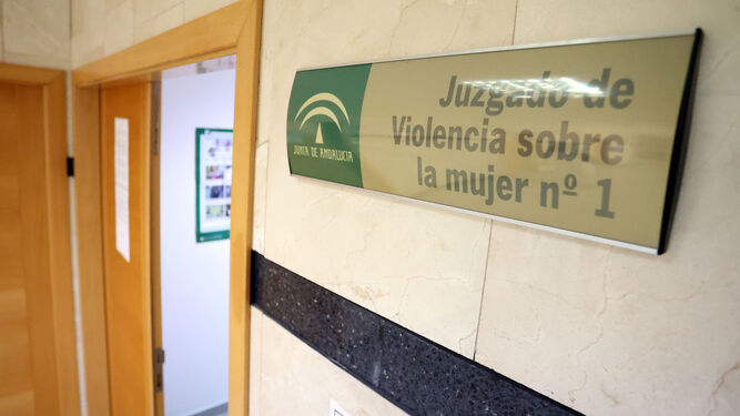 Acceso al Juzgado de Violencia sobre la Mujer, ubicado en el edificio judicial de la avenida Tomás García Figueras.