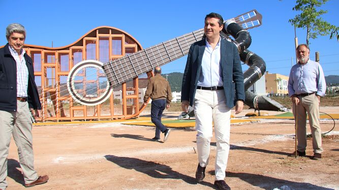 El alcalde de Córdoba, en su visita al parque del Flamenco.