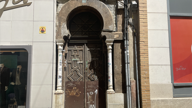 ¿Qué se esconde tras esta misteriosa puerta del centro de Huelva?